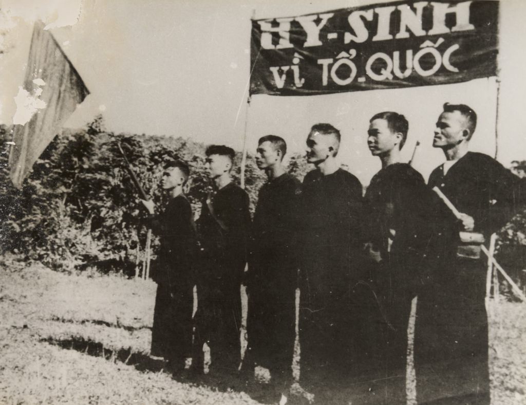 ທະ​ຫານ​ຫວຽດ​ນາມ 6 ຄົນ​ຖ່າຍ​ຮູບ​ລວມ​ກັນ