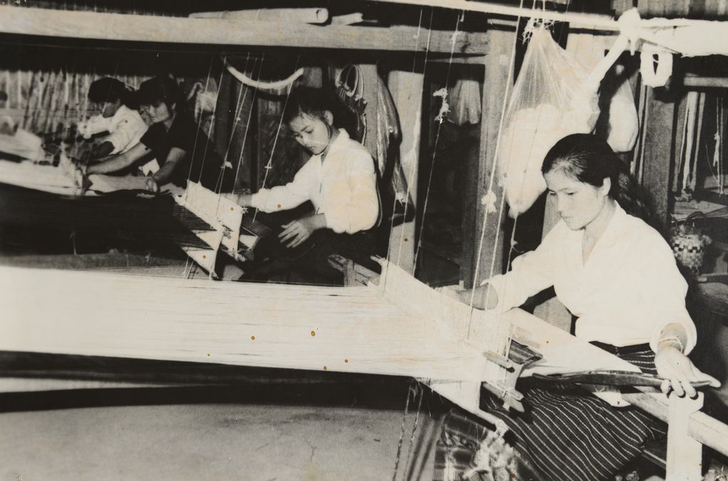 ຫັດ​ຖະ​ກຳ​ຕ່ຳ​ແຜ່ນ