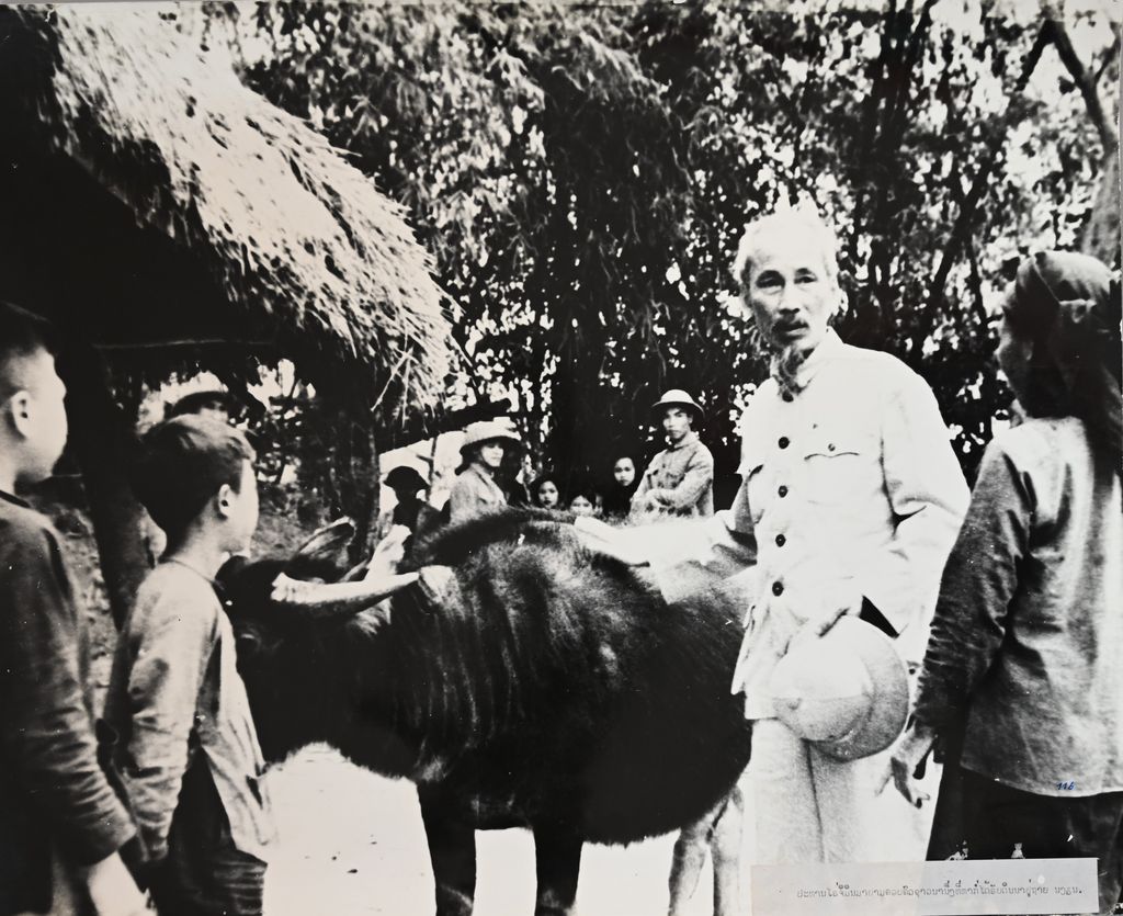 ປະທານໂຮຈິມິນມາຢາມຄອບຄົວຊາວນາທີ່ຫາກໍ່ໄດ້ຮັບດິນນາ