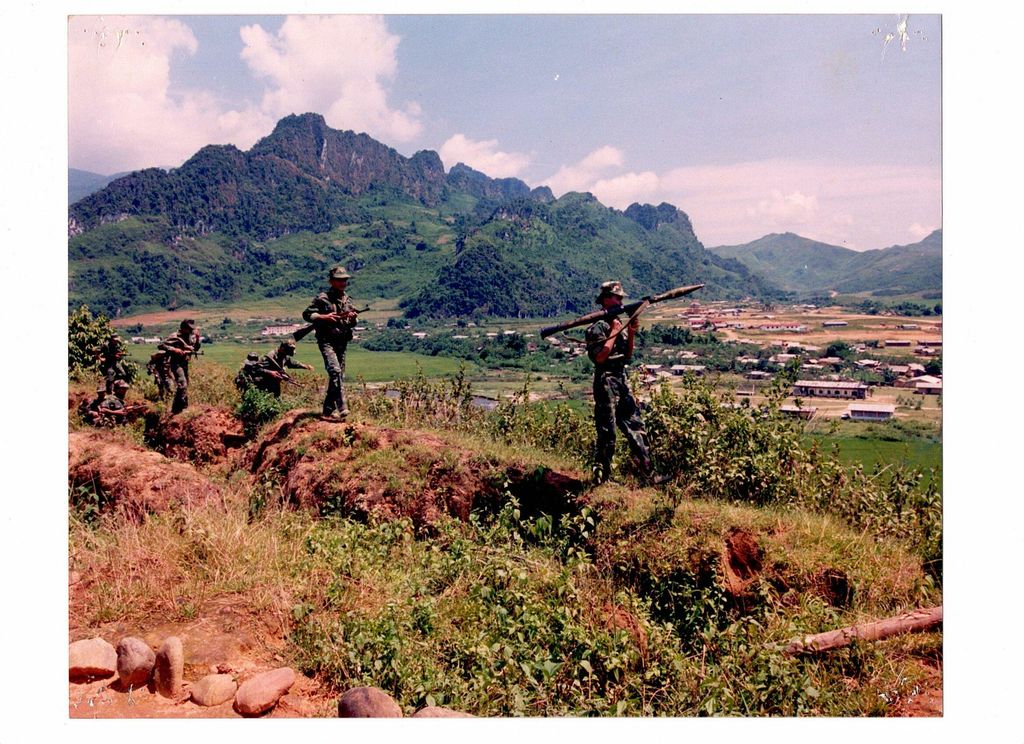 ອ້າຍ​ນ້ອງ​ທະ​ຫານ​ຊ້ອມ​ຍິງ​ປືນ