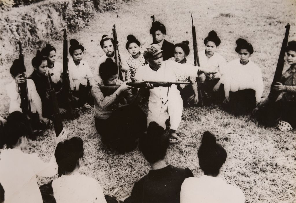 ເອື້ອຍ​ນ້ອງ​ແມ່​ຍີງ​ພວມ​ຝືກ​ແອບ​ຍິງ​ປືນ