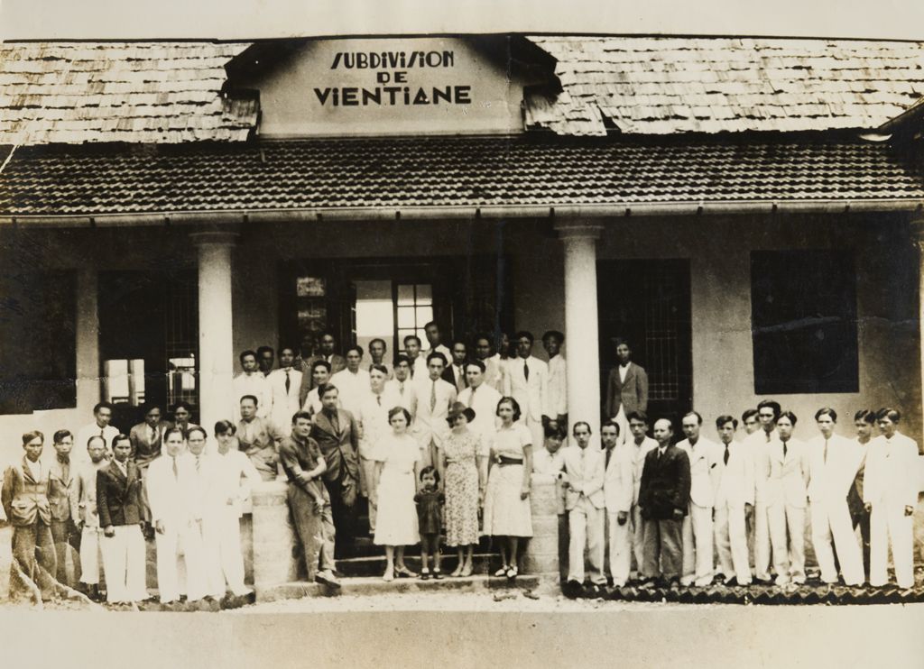 ຄົນ​ລາວ ແລະ ຄົນ​ຕ່າງ​ປະ​ເທດ​ຖ່າຍ​ຮູບ​ພາບ​ຮ່ວມ​ກັນ