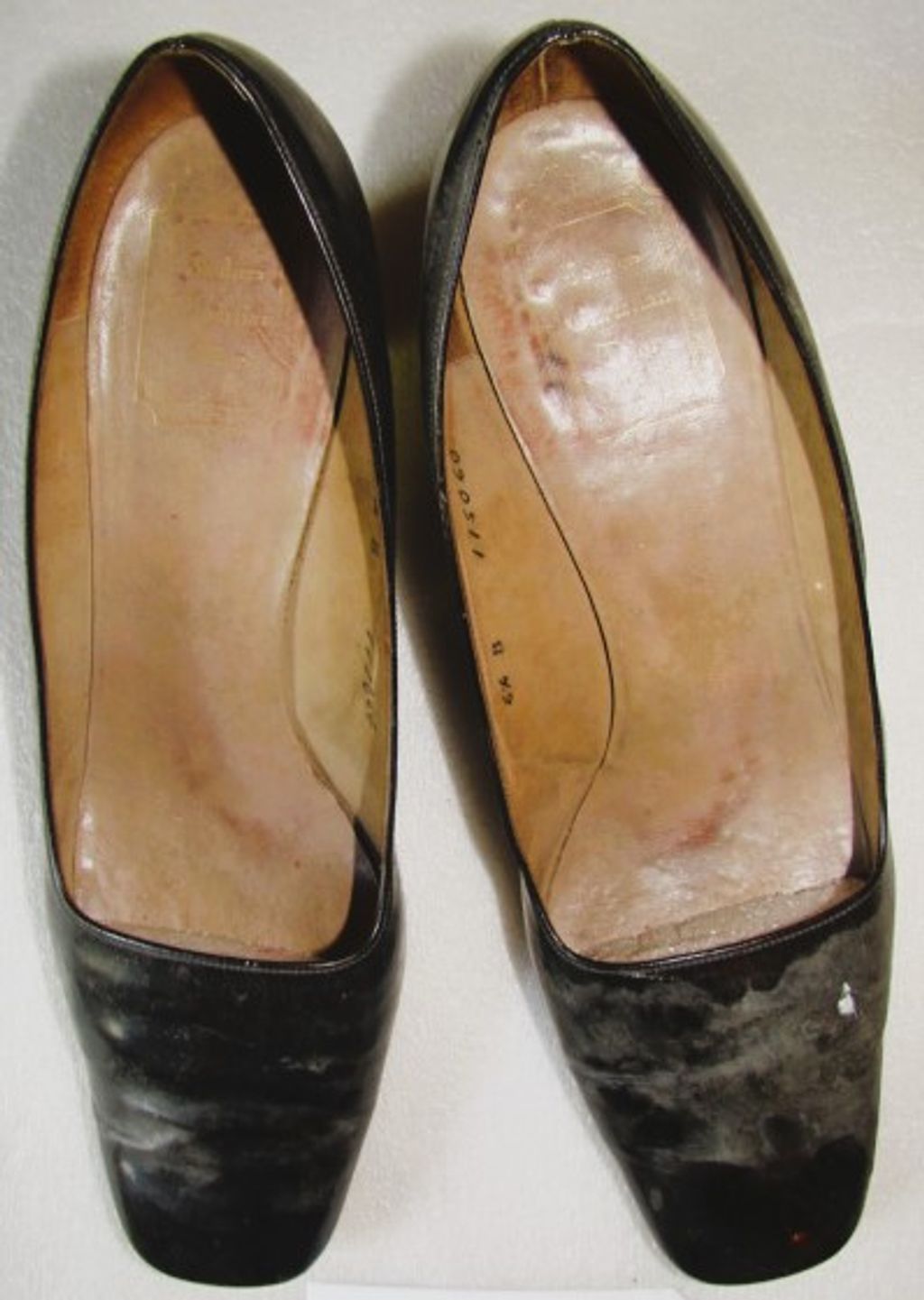 ເກີບຢ່ອງສົ້ນຫນາ ສີດໍາ