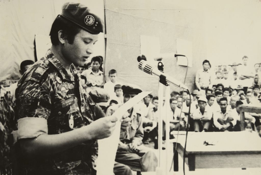 ທະ​ຫານ​ຝ່າຍ​ວຽງ​ຈັ​ນ​ຮ່ວມ​ກັບ​ປະ​ຊາ​ຊົນ​ຍຶດ​ອຳ​ນາດ​ປີ1975