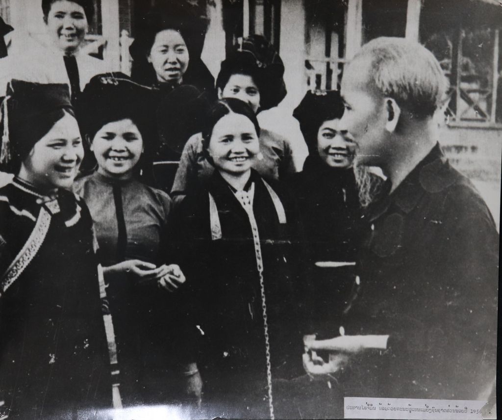 ທ່ານ ໂຮ​ຈິ​ມິນ ກັບ​ຄະ​ນະ​ຜູ້​ແທນ​ແມ່​ຍິງ​ຊົນ​ຊາດ​ສ່ວນ​ນ້ອຍ ປີ 1956