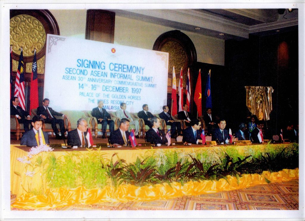 ພິ​ທີ​ເຊັນ​ສັນ​ຍາ​ອາ​ຊຽນ