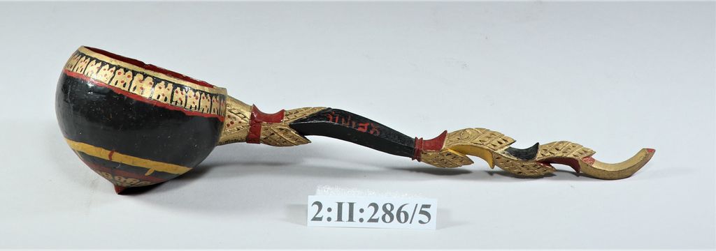 ກະບວຍ ເຮັດດ້ວຍກະໂປະໝາກພ້າວ.