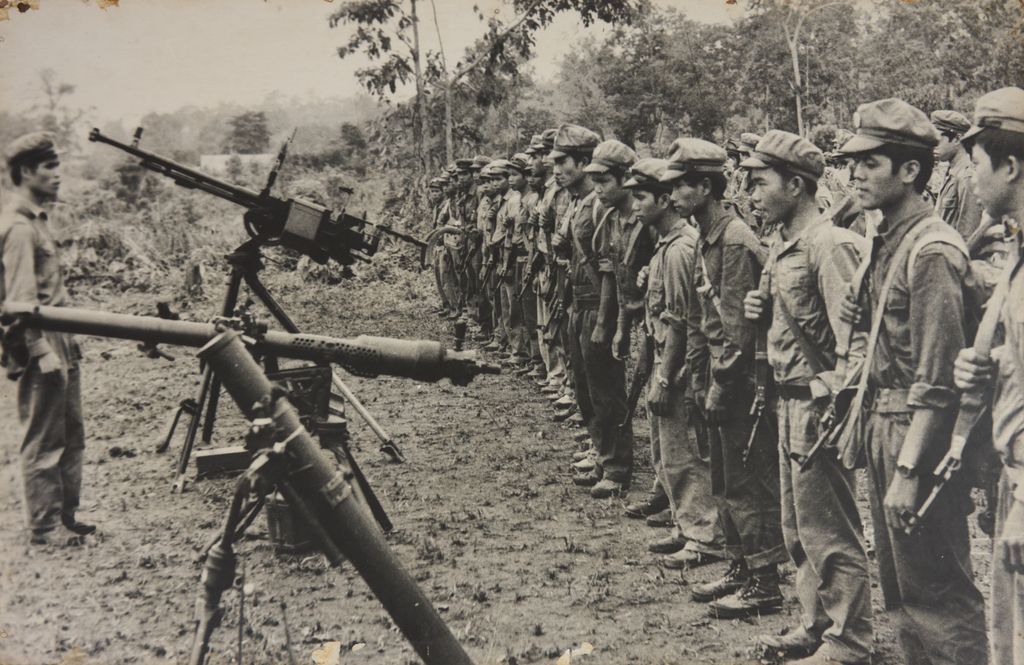 ອ້າຍນ້ອງທະຫານຝຶກແອບຍິງປືນໃຫຍ່