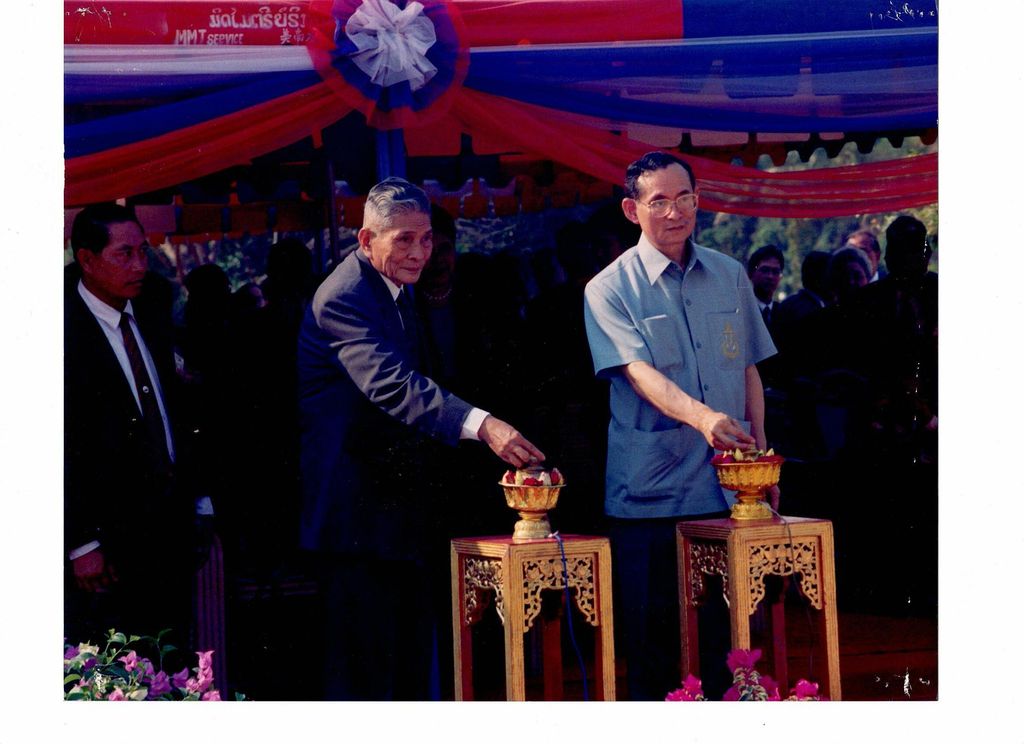 ທ່ານ ໜູ​ຮັກ ພູມ​ສະ​ຫວັນ ແລະ​ພະ​ມະ​ຫາ​ກະ​ສັດ​ຂອງ​ໄທ​ເປັນ​ປະ​ທານ​ເປີດ​ຂົວ​ມິດ​ຕະ​ພາບ​ລາວ-ໄທ​ແຫ່ງ​ທີ 1