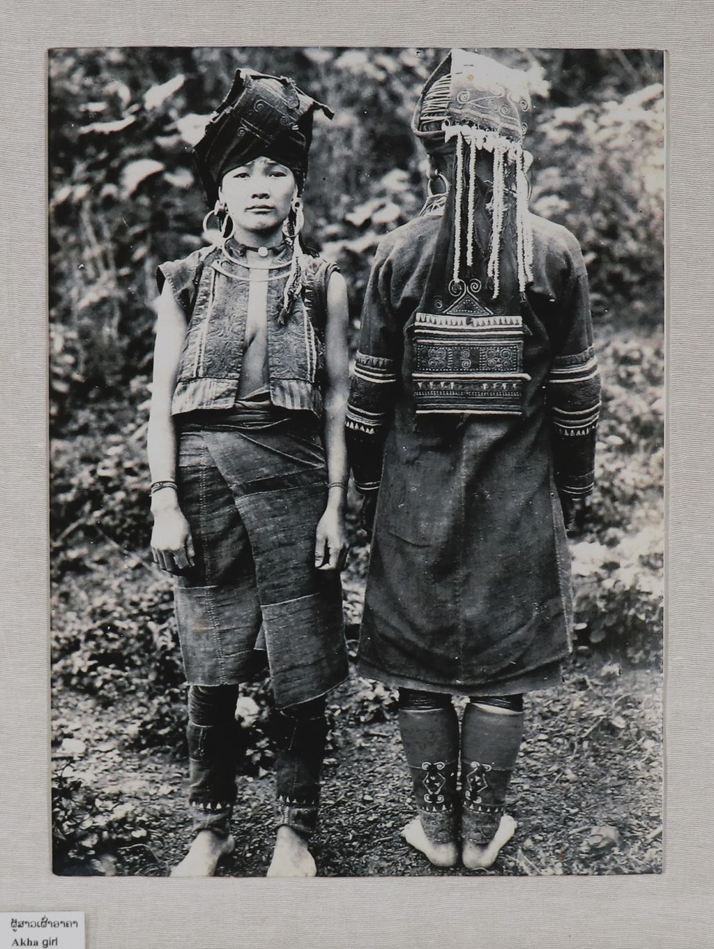 ຮູບ​ພ​າບຂາວດຳ ຜູ້ສາວເຜົ່າອາຄາສອງຄົນ ປີ1938