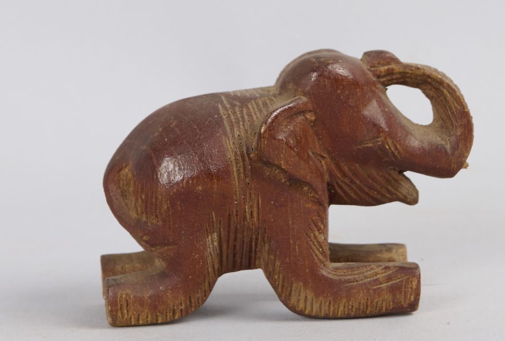 ຊ້າງແກະສະລັກດ້ວຍໄມ້