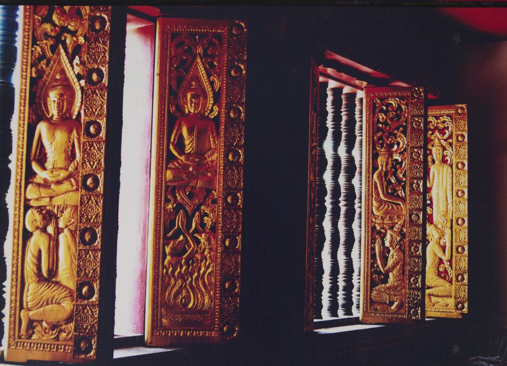 ປ່ອງ​ຢ້ຽມ