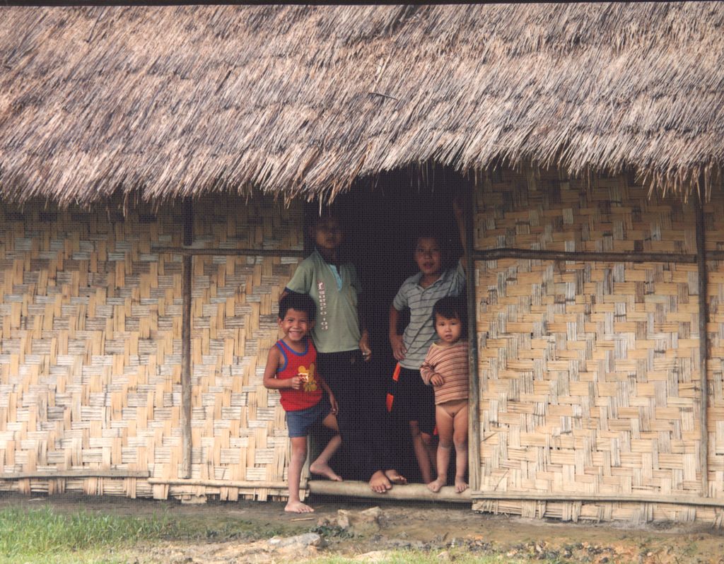 ເດັກນ້ອຍກຳລັງເຊົາຝົນ ແຂວງຫົວພັນ