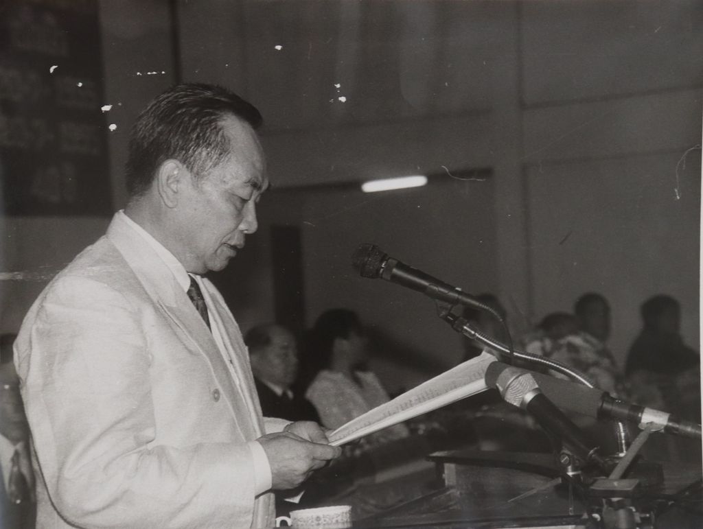 ພະ​ນັກ​ງານ​ອາ​ວຸ​ໂສ​ອ່ານ​ເອ​ກະ​ສານ