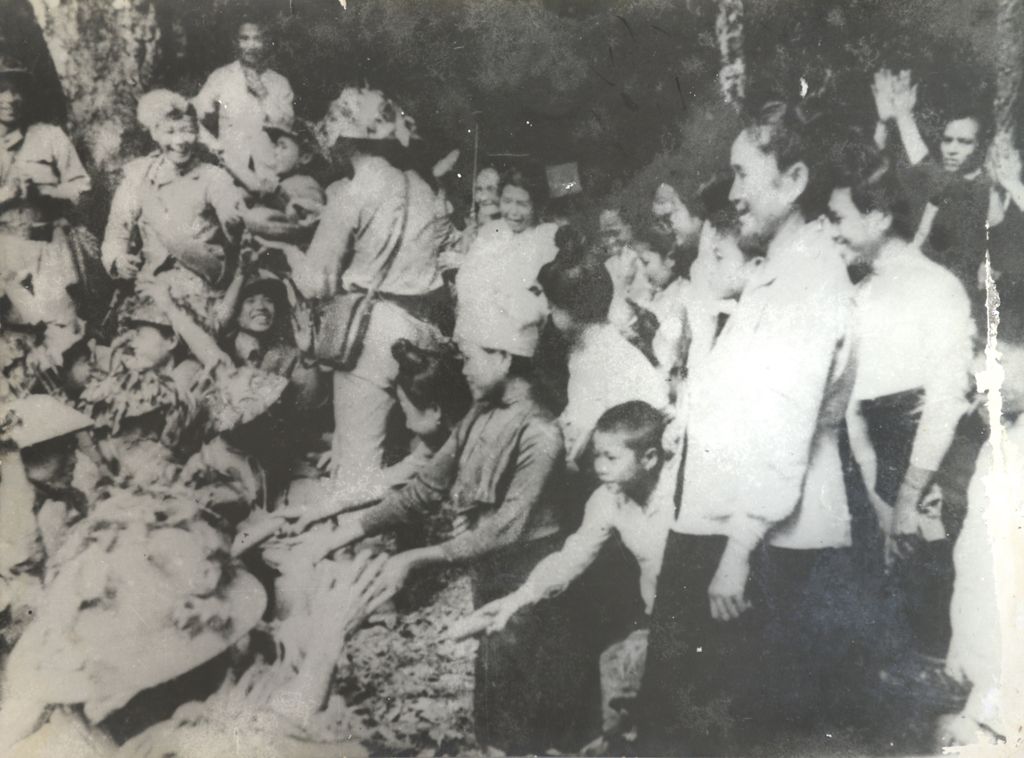 ປະ​ຊາ​ຊົນ​ຕ້ອນ​ຮັບ​ທະ​ຫານ​ຢ່າງ​ອົບ​ອຸ່ນ