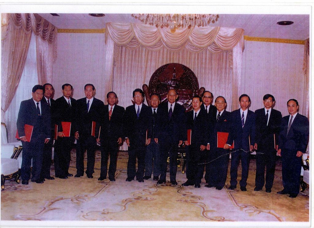 ທ່ານ ຄຳໄຕ ສີພັນດອນ ຖ່າຍຮູບລວມກັບຄະນະນຳຂັນສູງ