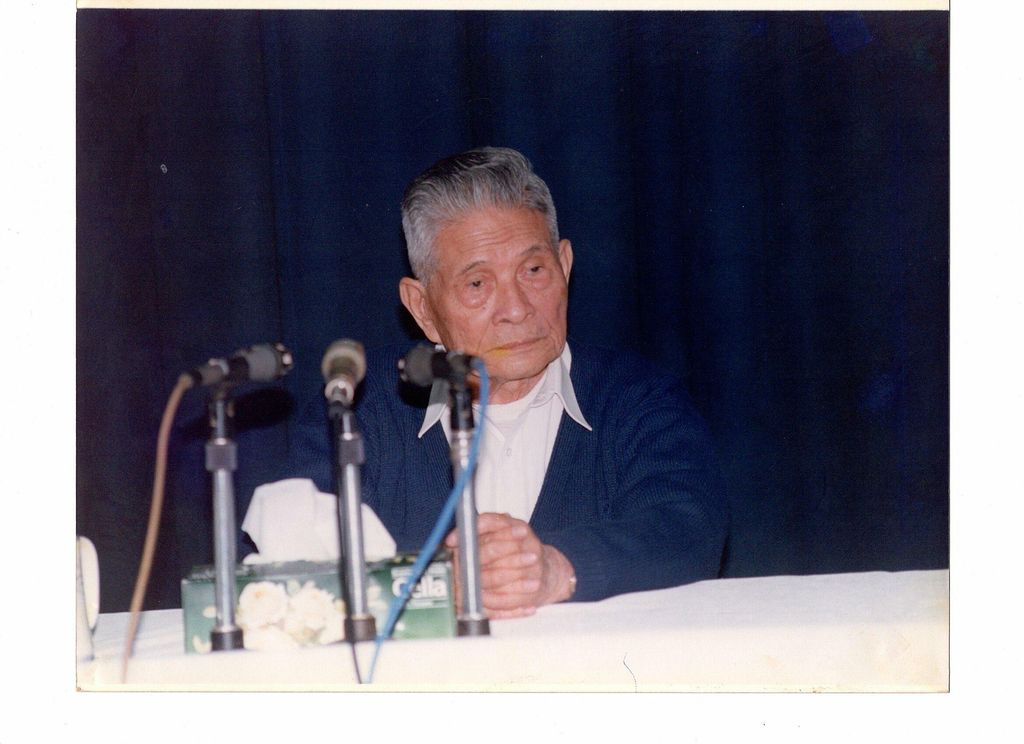 ທ່ານ ໜູ​ຮັກ ພູມ​ສະ​ຫວັນ ກ່າວ​ຄຳ​ເຫັນ​ໃນ​ທີ່​ປະ​ຊຸມ