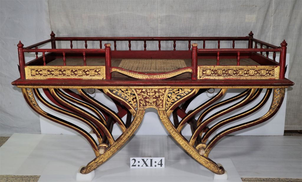 ແຢ່ງງຊ້າງເຮັດດ້ວຍໄມ້ ທານໍ້າຫາງ ພອກຄໍາປີວ.