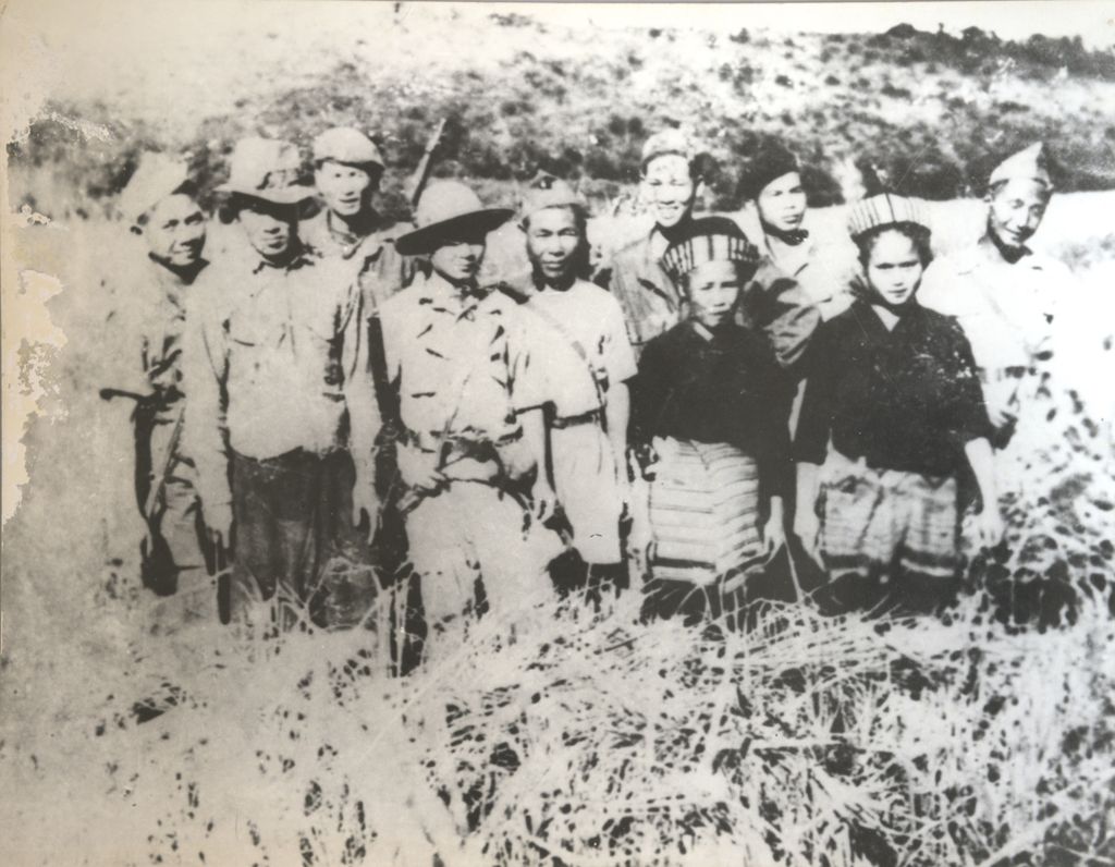 ທະ​ຫານ​ຖ່າຍ​ຮູບ​ຮ່ວມ​ກັບ​ປະ​ຊາ​ຊົນ