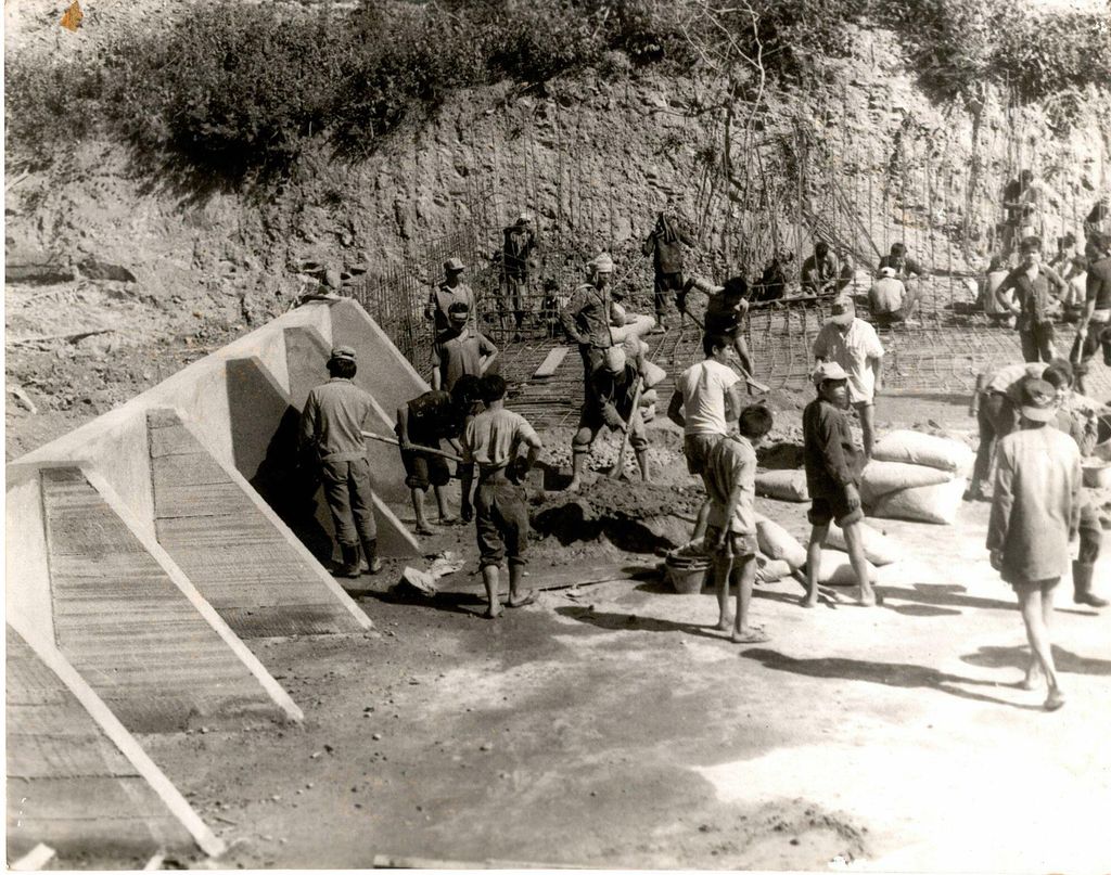 ກຳ​ມະ​ກອນ​ເຮັດ​​ຟາຍ​ນ້ຳ​ລົ້ນ