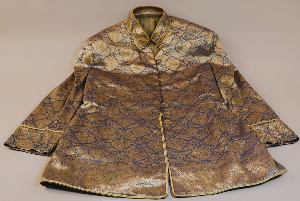 ເສື້ອເຢຍລະບັບ ຜ້າໄຫມສີຟ້າ