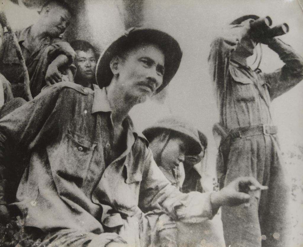 ທະ​ຫານ​ຫວຽດ​ນາມ ​ຝຶກ​ແບບໃຊ້​ກ້ອງ​ຊ່ອງ​ທາງ​ໄກ