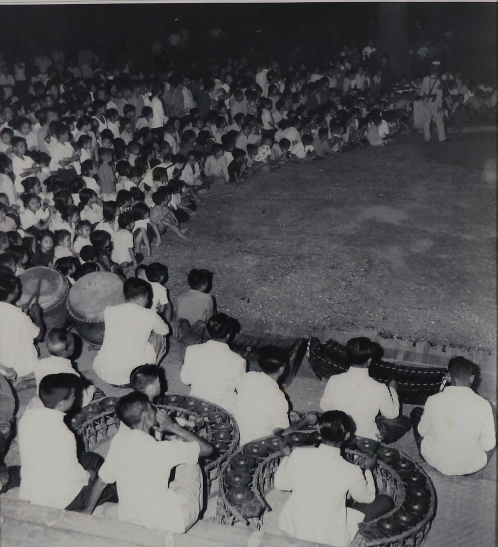 ຮູບ​ພ​າບຂາວດຳ  ການສະແດງເລື່ອງພະລັກ-ພະລາມ (ລັກດວງໃຈ) ປີ 1974