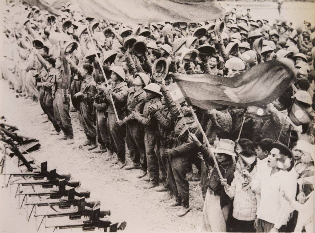 ທະຫານຕ້ອນຮັບທ່ານຜູ້ນຳ