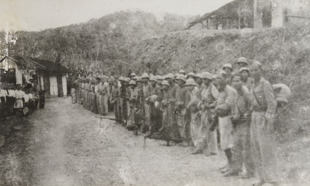 ທະ​ຫານ ແລະ ປະ​ຊາ​ຊົນ​ລໍ​ຖ້າ​ຕ້ອນ​ຮັບ​ທ່ານ​ຜູ້​ນຳ