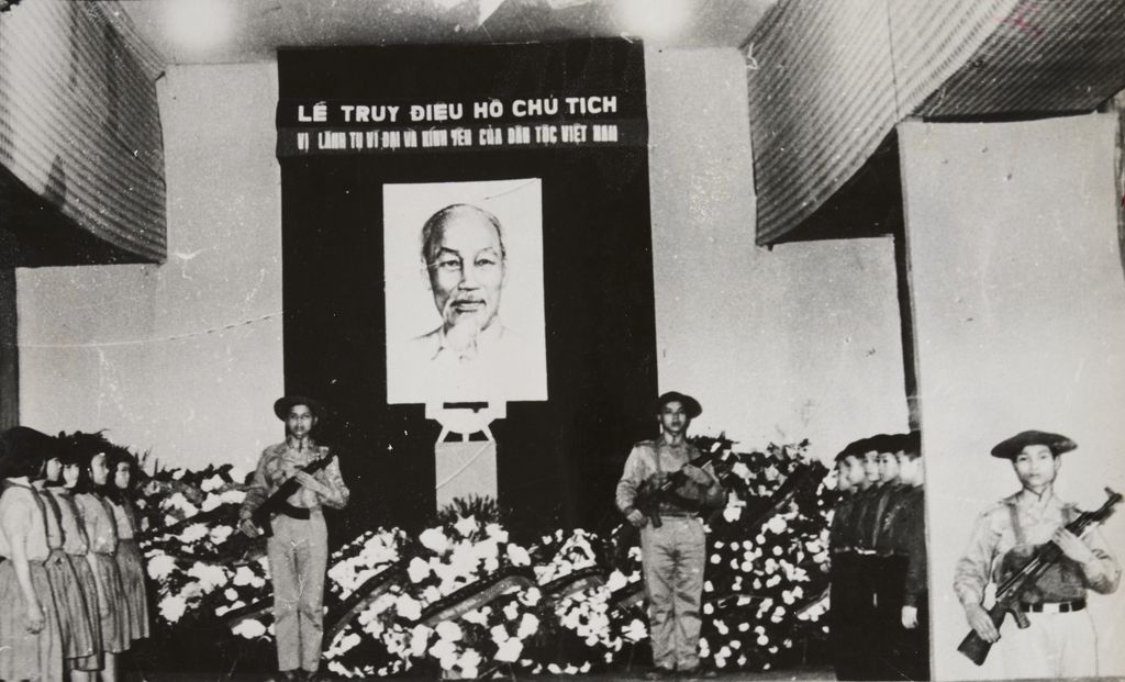 ​ນາ​ທີ​ໄຫ້​ວອາ​ໄລ​ງານ​ສົບ ລຸງ​ໂຮ​ຈິ​ມິນ