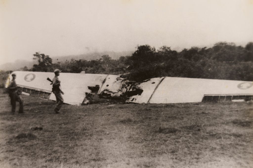 ຍົນ​ຝ່າຍ​ຂວາ​ຕົກ