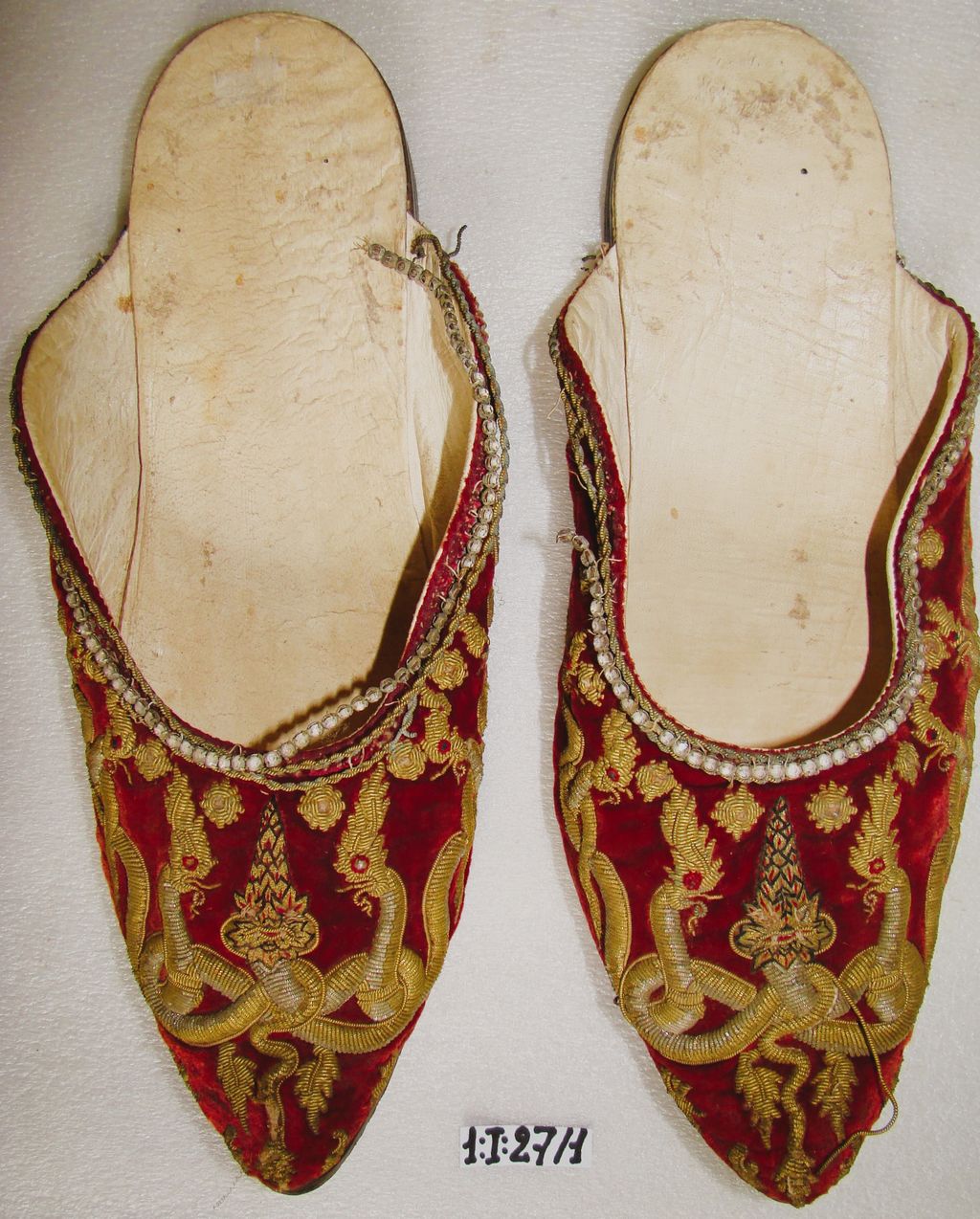 ເກີບຊຸບ ປັກດິ້ງ ລາຍນາກກ້ຽວ