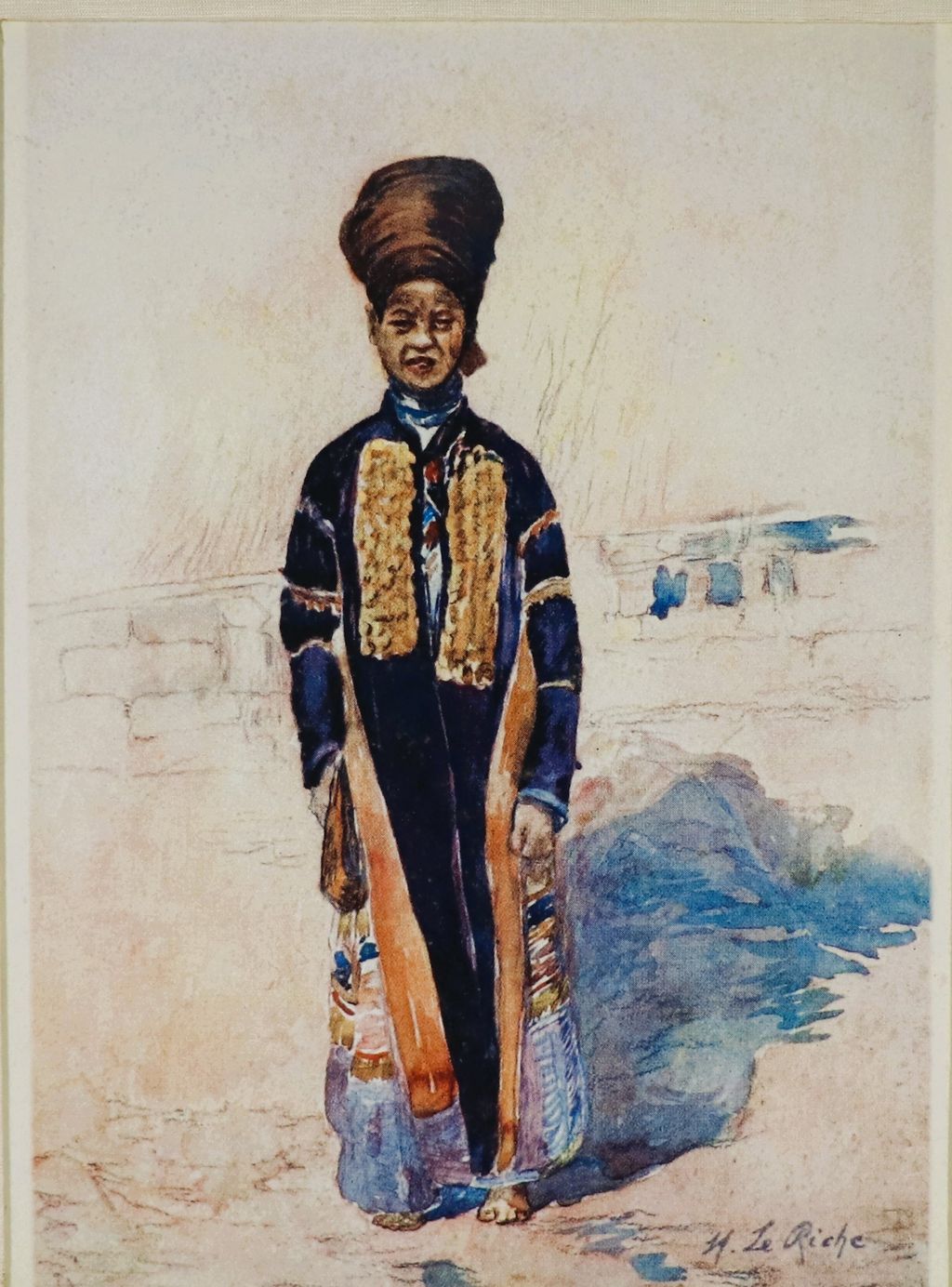 ຮູບ​ພ​າບສີ  ຜູ້ຍິງຢືນເອົາຄຽນຫົວເຜົ່າ ມັງດາແຣງ ປີ 1912