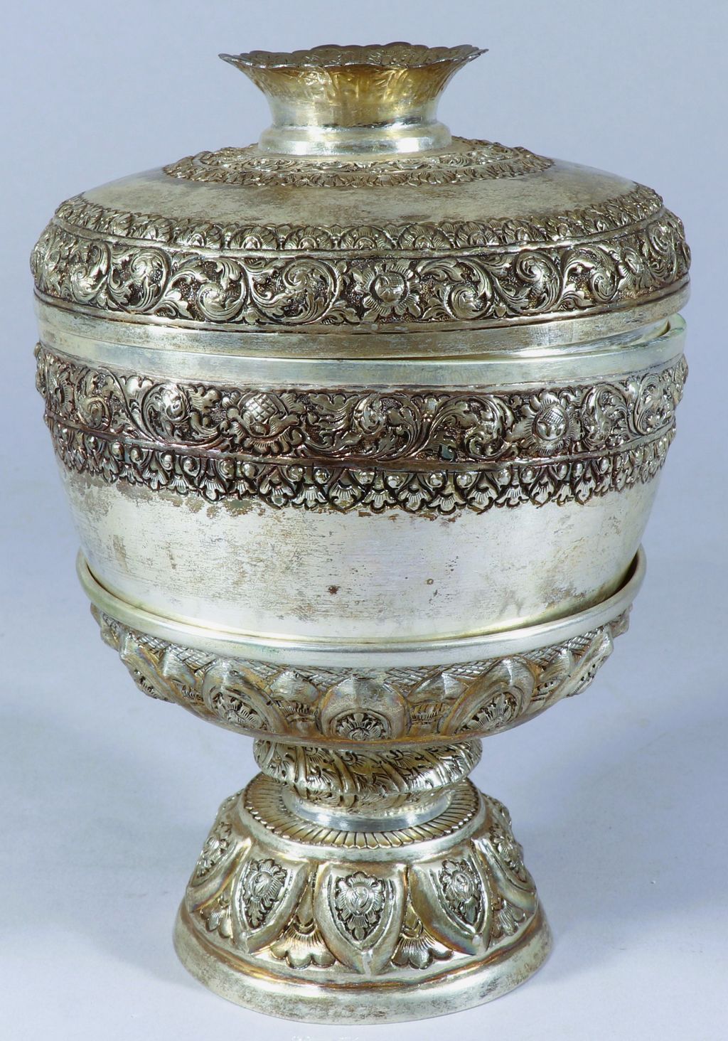 ໂອເຮັດດ້ວຍເງິນ+ຝາປິດ+ຕີນ ( ຂອງຂວັນຈາກປະເທດກໍາປູເຈຍ ).