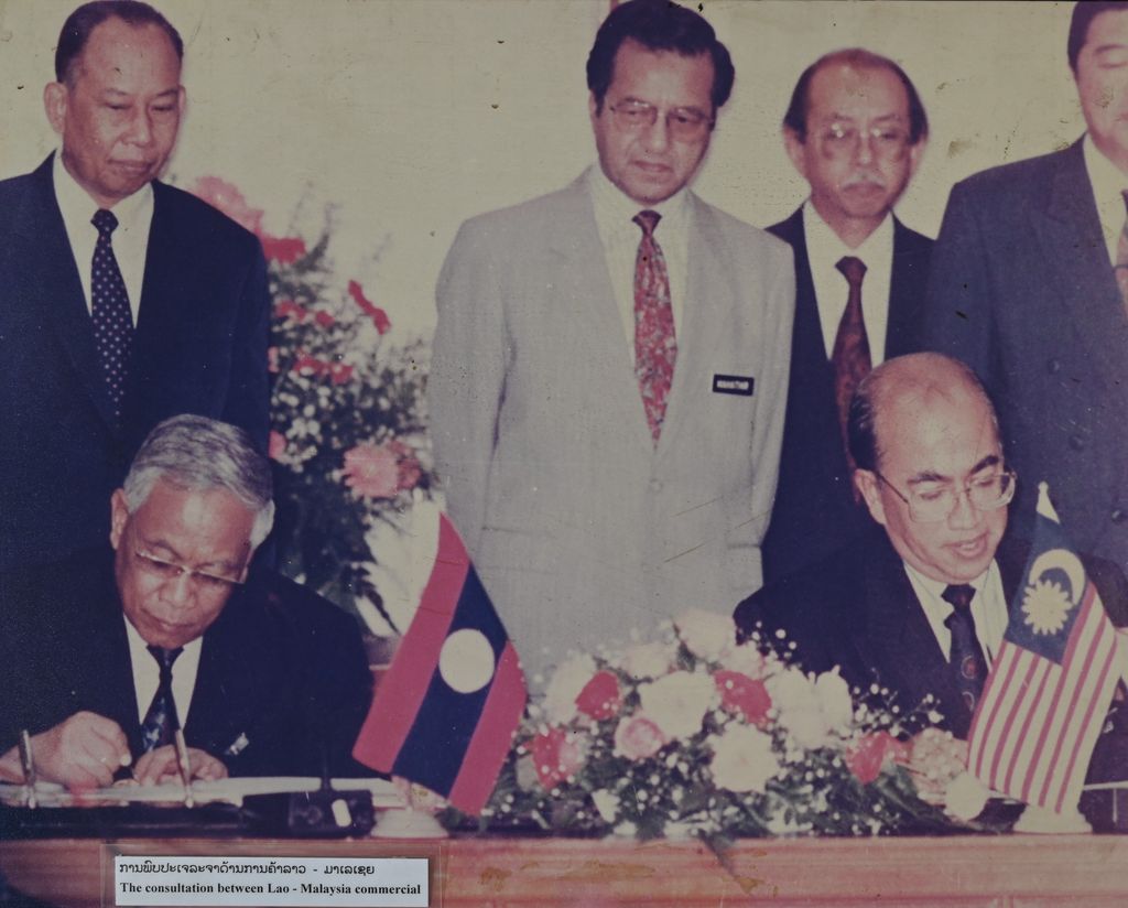 ການ​ພົບ​ປະ​ເຈ​ລະ​ຈາ​ດ້ານ​ການ​ຄ້າ​ລາວ-ມາ​ເລ​ເຊຍ