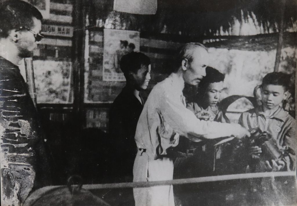 ລຸງ​ໂຮ​ຈິ​ມິນ ກັບ​ຊ່າງ​ສ້ອມກອງ​ທັບ