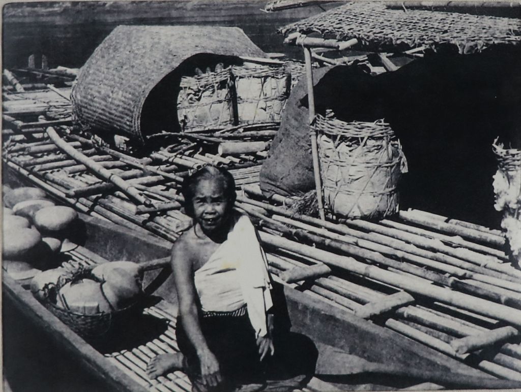 ຮູບ​ພ​າບຂາວດຳ  ເຮືອແພທີ່ແຄມນໍ້າຂອງ ປີ1940