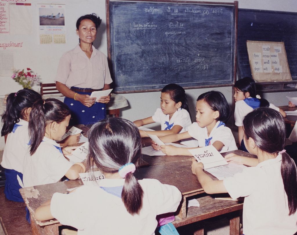 ນາຍ​ຄູ​ສອນ​ນັກ​ຮຽນ​ວິ​ຊາ​ຫັດ​ອ່ານ