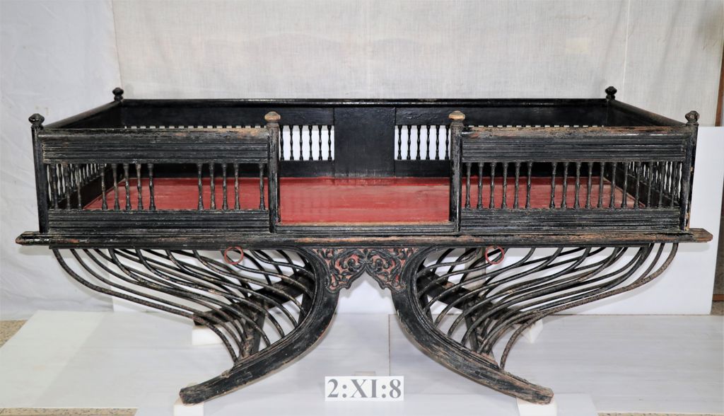 ແຢ່ງຊ້າງເຮັດດ້ວຍໄມ້ ທານໍ້າກ້ຽງ, ນໍ້າຫາງ, ສີແດງ-ດໍາ.