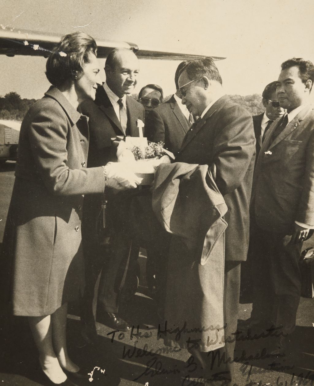 ກະ​ຕ່າຍ ຕ້ອນ​ຮັບ​ແຂກ​ຕ່າງ​ປະ​ເທດ