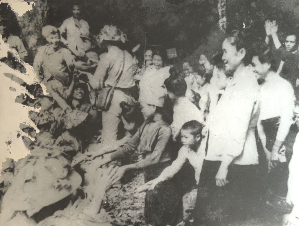 ທະ​ຫານ​ພົບ​ປະ​ປະ​ຊາ​ຊົນ​ມ່ວນ​ຊື່ນ