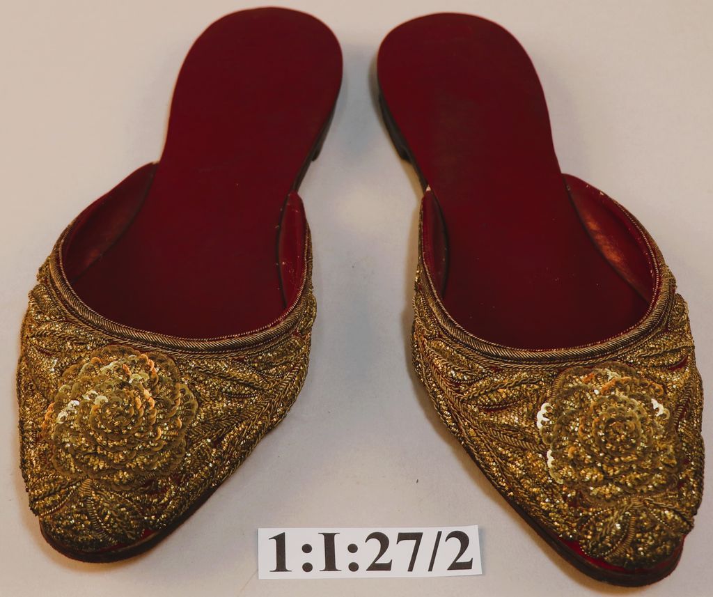 ເກີບຊຸບ ປັກດິ້ງ