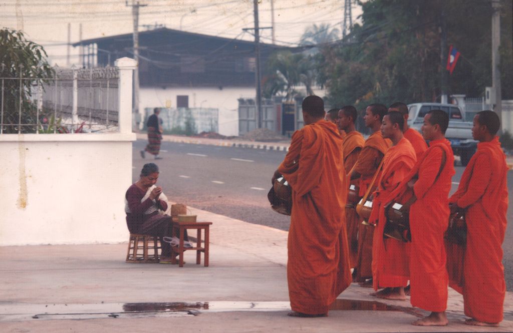 ຄູບາໃຫ້ພອນແມ່ອອກໃສ່ບາດ