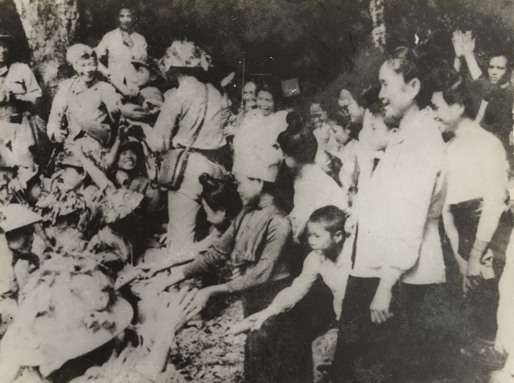 ທະ​ຫານ​ພົບ​ກັບ​ປະ​ຊາ​ຊົນ​ມ່ວນ​ຊື່ນ