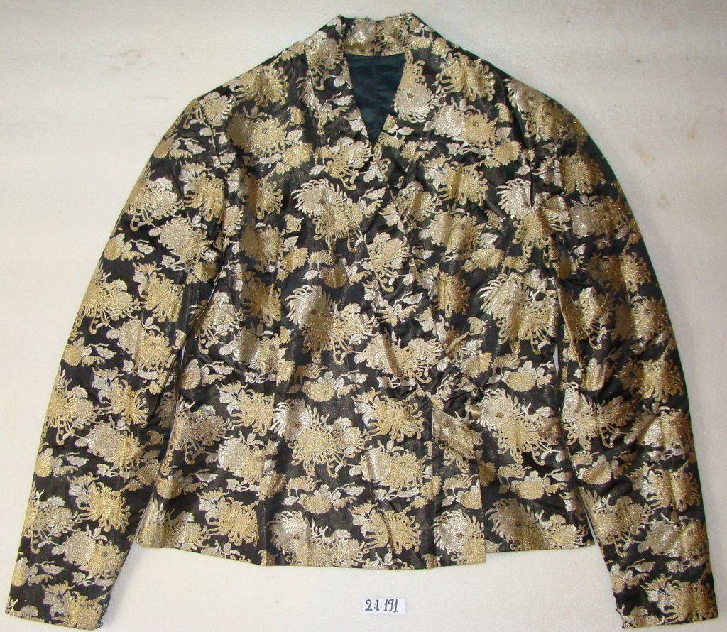 ເສື້ອຄໍປ້າຍ ຜ້າໄໝ ສີດໍາ ລາຍດອກ ສີເຫຼຶອງ.