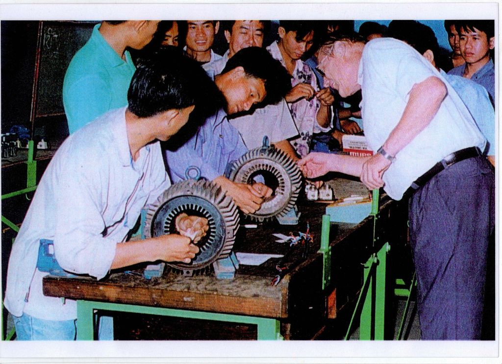 ສູນ​ກົນ​ຈັກ​ຮ່ວມ​ມື​ລາວ-ໂຊວຽດ