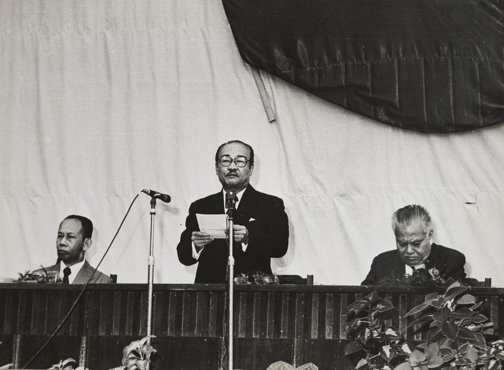 ທ່ານ ສຸພານຸວົງ ອ່ານຄຳປາໃສ, ທ່ານ ໄກສອນ ພົມວິຫານຢູ່ຂົວມື, ທ່ານ ຄຳໄຕ ສີພັນດອນ ຢູ່ຊ້າຍມື