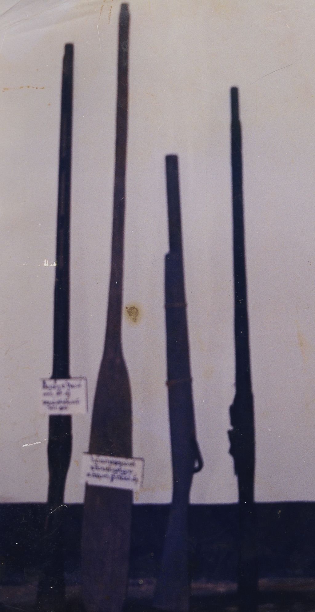 ໄມ້​ພາຍ​ເຮືອ ແລະ ປືນ