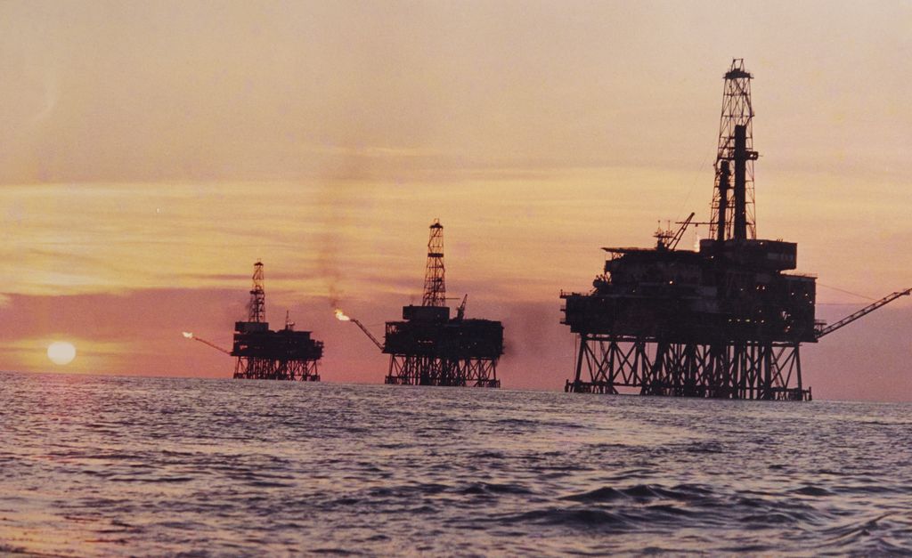 ໂຮງ​ງານ​ຂຸດ​ເຈາະ​ນ້ຳ​ມັນ