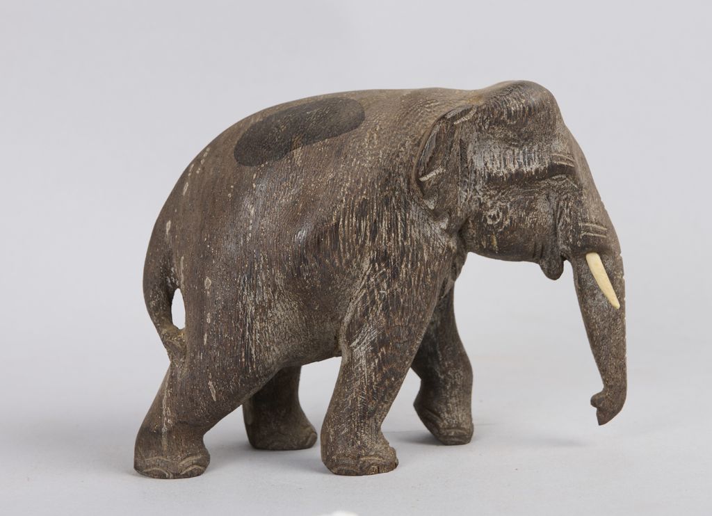 ຊ້າງແກະສະລັກດ້ວຍໄມ້